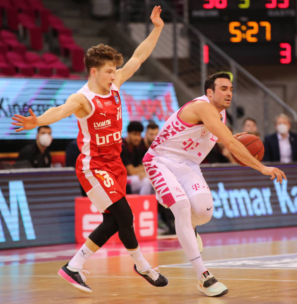 成鲜明对比 成鲜明对比